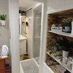 Awesomehouse Centre *